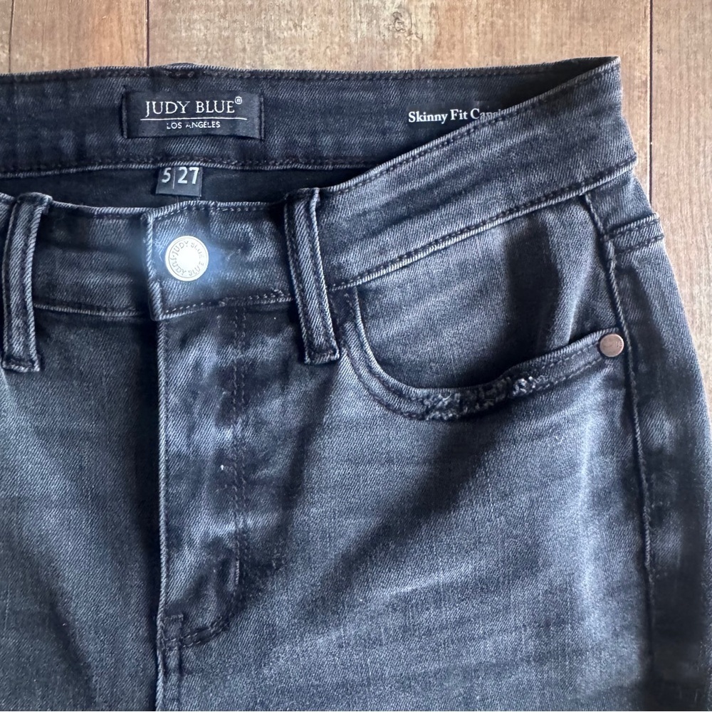 Judy Blue Skinny Fit Capri High Rise Distressed Black Stretch Jeans Size 5/27 - Picture 7 of 9